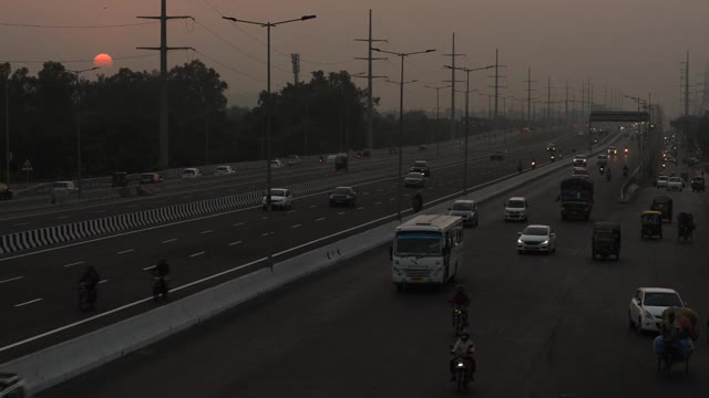 城市高速公路上的傍晚交通视频素材