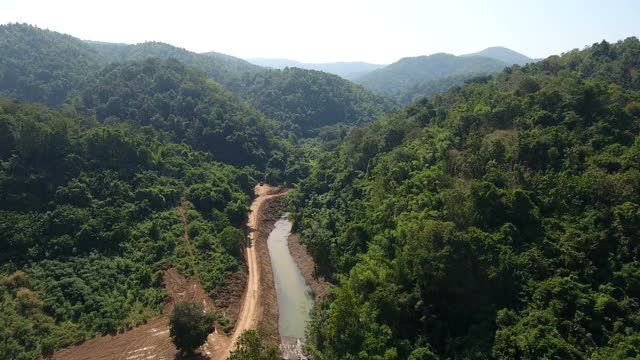 无人机在山谷中飞行。视频素材