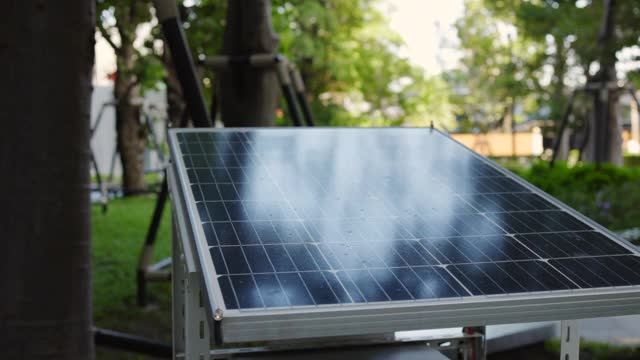 太阳能电池板在花园里储存太阳能。环境保护技术视频素材