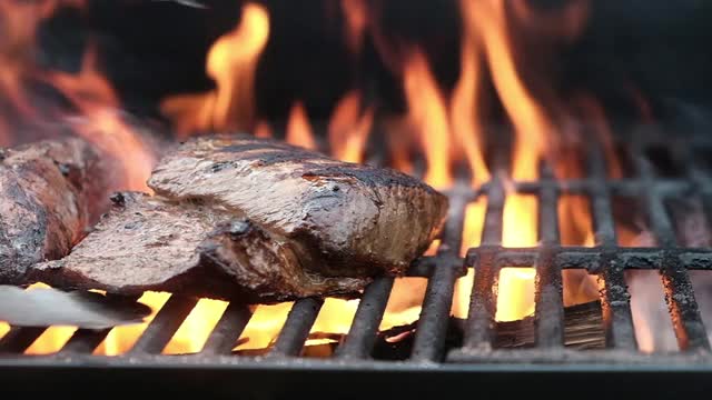 烧烤烤架外烤牛肉热铁架。街头食品的概念视频素材