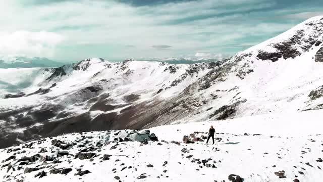 无人机记录下了西班牙比利牛斯山脉雪景中的独自徒步者。视频素材