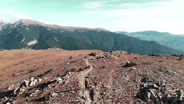 在西班牙比利牛斯山脉的小路上，无人机跟随独自徒步旅行者。视频素材