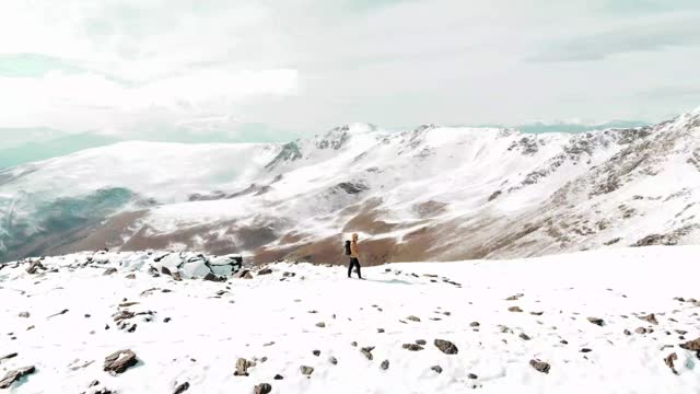 一名徒步旅行者在西班牙比利牛斯山脉的雪中用无人机记录下自己的生活。视频素材