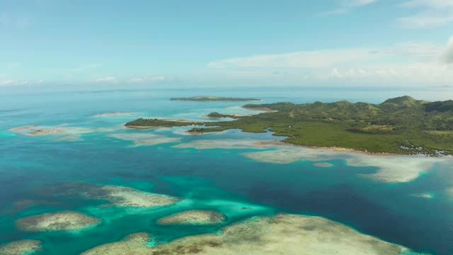 热带岛屿和绿松石水的海景。视频素材