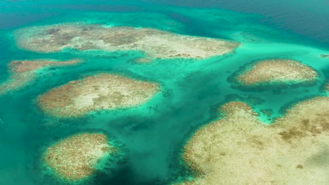 泻湖中清澈的蓝色海水。视频下载