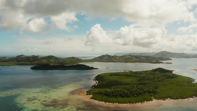 热带岛屿和绿松石水的海景。视频下载