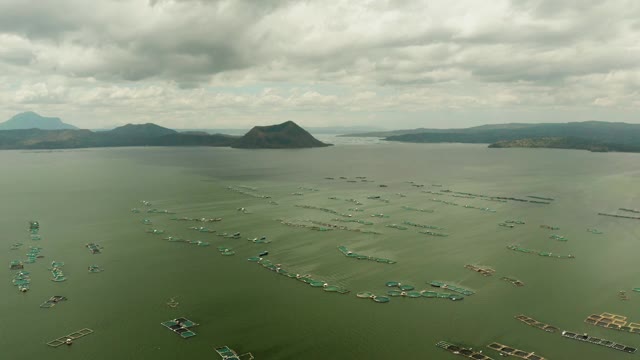 湖中的塔尔火山。Tagaytay、菲律宾。塔尔火山爆发前。视频下载