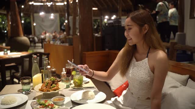 年轻女子在餐馆谈论食物的照片视频素材