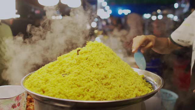 近距离观看厨师在夜市街头烹饪视频素材