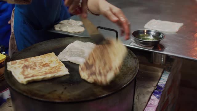 近距离观看厨师在夜市街头烹饪视频素材