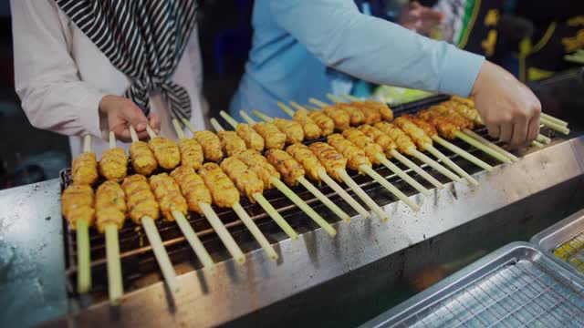 近距离观看厨师在夜市街头烹饪视频素材