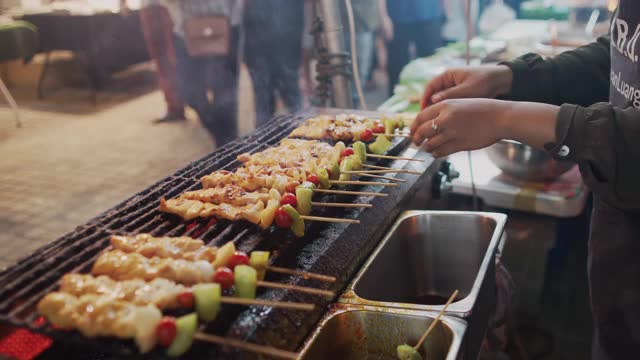 近距离观看厨师在夜市街头烹饪视频素材