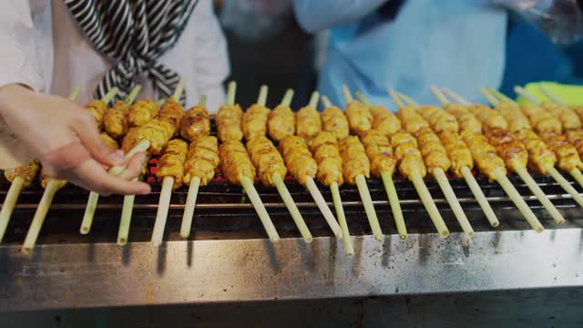 近距离观看厨师在夜市街头烹饪视频素材