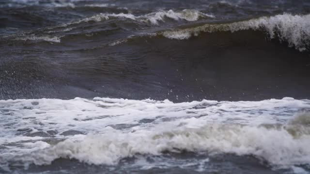 4K -巨大的海浪溅起水花视频素材