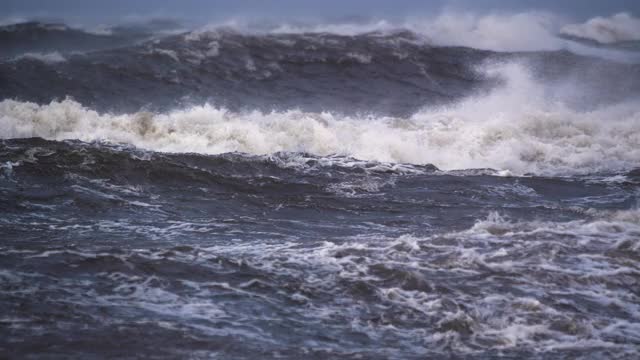 4K -大西洋风暴。巨浪冲入海岸视频素材