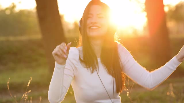 在大自然中享受美妙的音乐视频素材