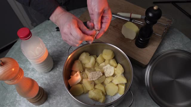 磨碎肉豆蔻和土豆泥视频素材