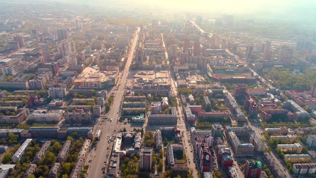 欧洲城市中心的鸟瞰图。大城市美丽的日出视频素材