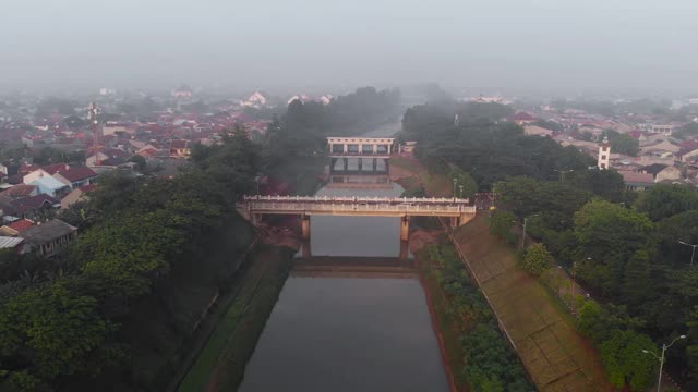 清晨的河流鸟瞰图视频素材