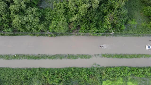 雨，洪水，街道行驶视频素材