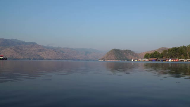 在北碧的斯利那卡琳大坝，和平冒险旅行的地标，假期度假，全景景观，景色，漂浮的房子，早晨日出，湖，河，水，雾，雾，雾，自然反射，天空，森林，树木视频素材