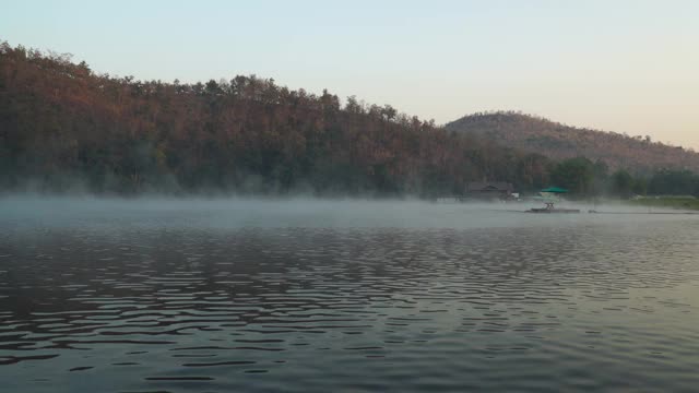 在北碧的斯利那卡琳大坝，和平冒险旅行的地标，假期度假，全景景观，景色，漂浮的房子，早晨日出，湖，河，水，雾，雾，雾，自然反射，天空，森林，树木视频素材