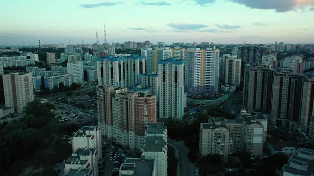 一架直升机飞过城市多层住宅楼的鸟瞰图。住宅区新建建筑，城市摩天大楼。俄罗斯萨马拉。视频素材