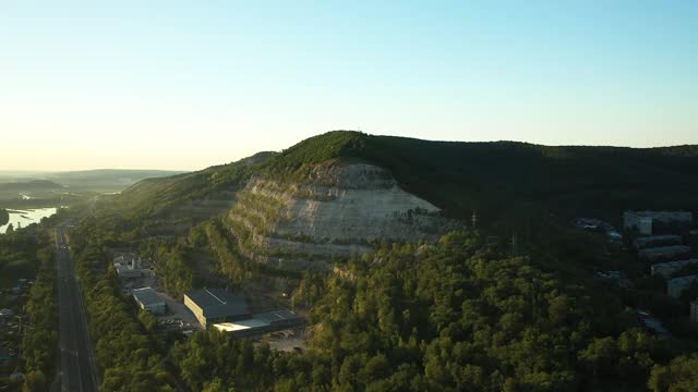 从直升机上看，山区有建筑物和道路。美丽的高山上长着绿色的植物。俄罗斯萨马拉。视频素材