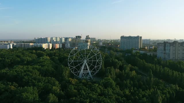 摩天轮在城市旋转，鸟瞰图。巨大的摩天轮在旋转，人们坐在隔间里。缩小镜头。俄罗斯萨马拉。视频素材