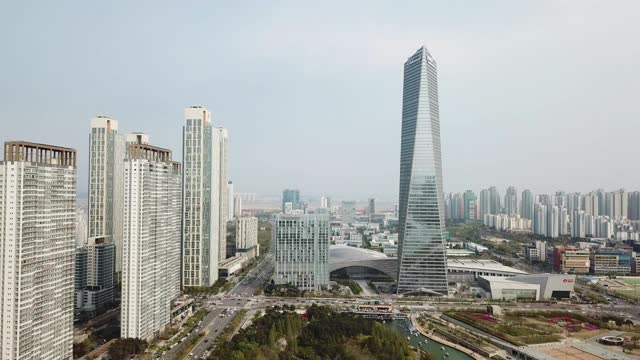 韩国仁川延秀区松岛国际商务区浦项制铁大厦(东北亚贸易大厦)和松岛中央公园视频素材