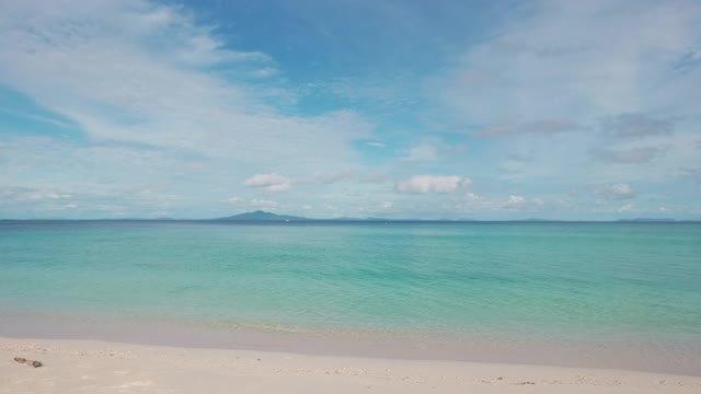 旅游度假背景，在夏季海滩，阳光明媚的天空和游艇从热带海滩普吉岛，泰国。视频素材