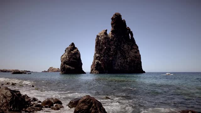 海浪袭击马德拉岛北部海岸视频素材