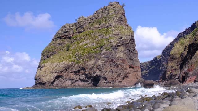 海浪袭击马德拉岛北部海岸视频素材