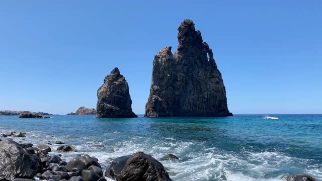 海浪袭击马德拉岛北部海岸视频素材