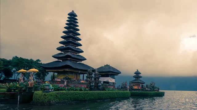 Pura Ulun Danu Bratan或Pura Bratan, Bali，印度尼西亚和它的反射。视频素材