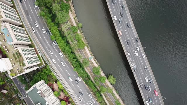 韩国首尔，沿着汉江/麻浦谷的江边高速公路上行驶的汽车视频素材