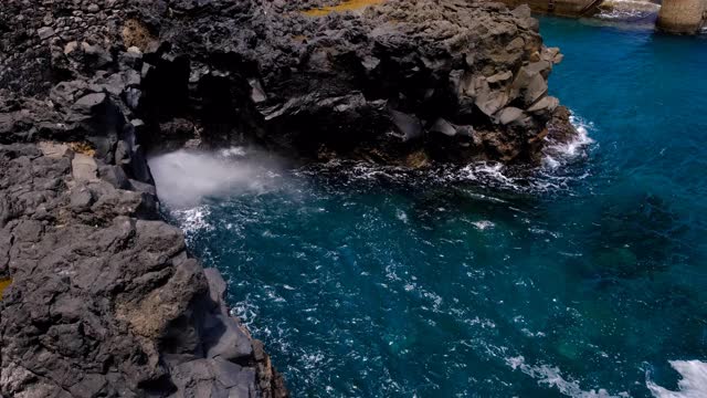 海浪袭击了大西洋中部马德拉岛的北部海岸视频素材