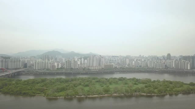 韩国首尔，沿着汉江/麻浦谷的江边高速公路上的公寓楼和交通视频素材