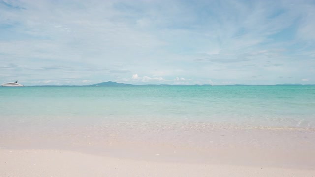 旅游度假背景，在夏季海滩，阳光明媚的天空和游艇从热带海滩普吉岛，泰国。视频素材