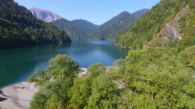 一个美丽的山湖。视频素材