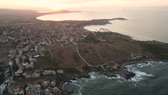 日落鸟瞰图Chernomorets镇，布尔加斯地区，保加利亚视频素材