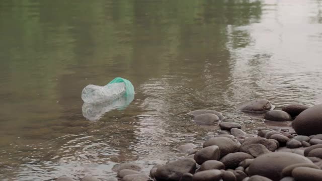 塑料瓶污染河流视频素材