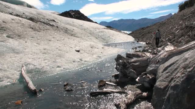 雪山全景冰山上的背景云在南极洲。视频素材