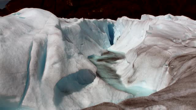 雪山全景冰山上的背景云在南极洲。视频素材