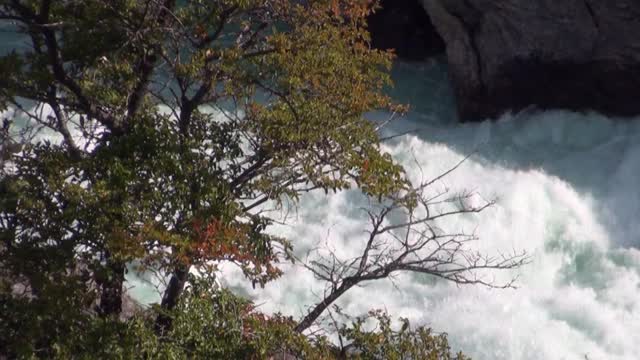 阿根廷巴塔哥尼亚山区河流的急流显示电力水。视频素材