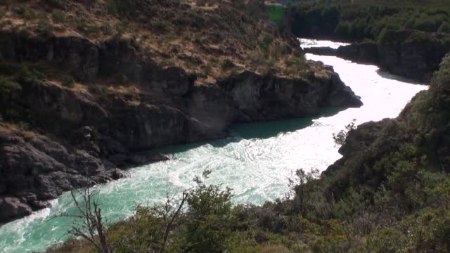 阿根廷巴塔哥尼亚山区河流的急流显示出力量。视频素材