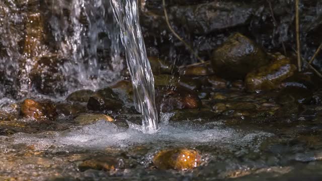 潺潺地流视频素材