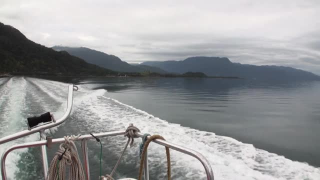 从阿根廷巴塔哥尼亚的船上看到的绿色山河海岸。视频素材
