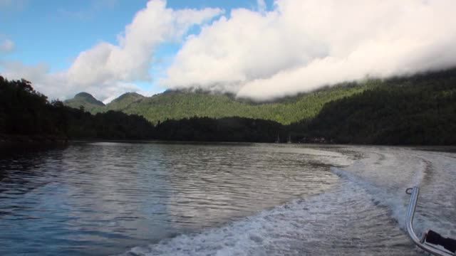从阿根廷巴塔哥尼亚的船上看到的绿色山河海岸。视频素材