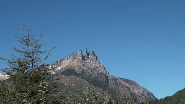 阿根廷碧蓝的天空映衬着绿色的山脉。视频素材